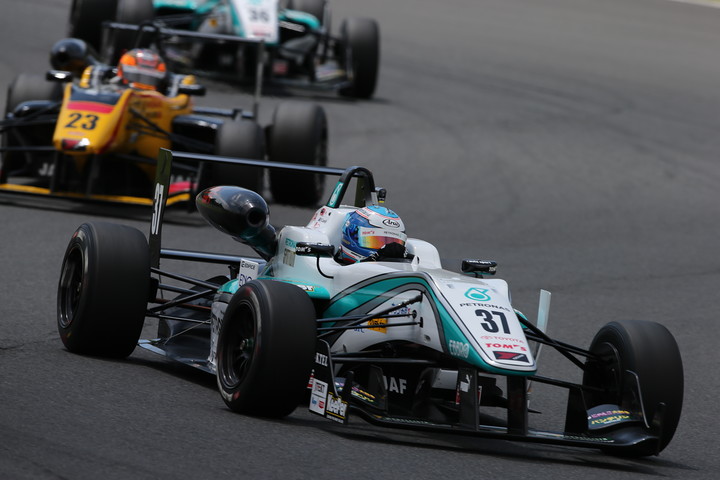 トップに立ったニック・キャシディにポールシッターの高星明誠が迫る