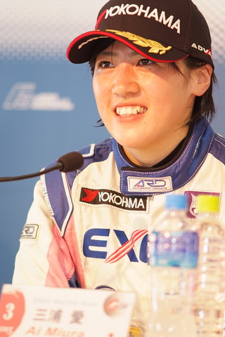決勝記者会見: Nクラス決勝2位の三浦愛（EXEDY）