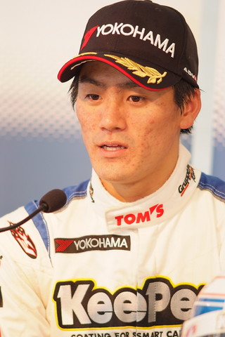 決勝記者会見: Nクラスで優勝した小河諒（KeePer TOM'S F306）