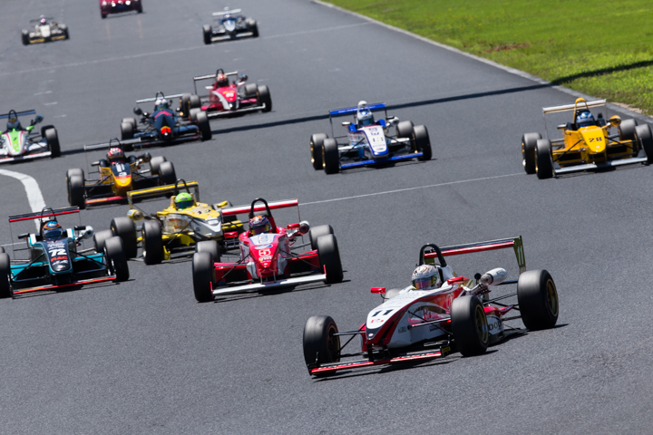 15周の決勝レースがスタートした