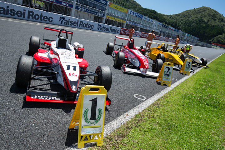 ストレートに並べられた上位3台のマシン