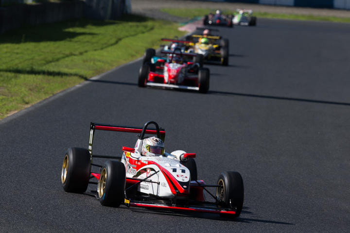 15周の決勝レースがスタートした。牧野任祐が早くも独走態勢