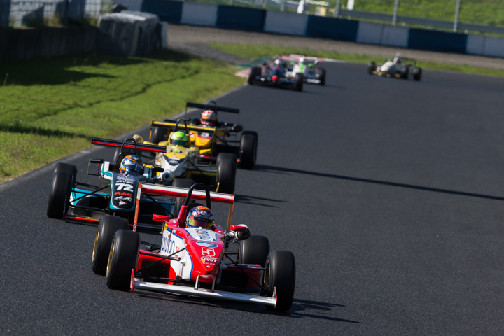 スタート直後、2位以下が僅差でレッドマンコーナーへ向かう