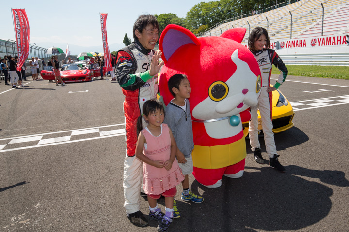 スターティンググリッドに並んだ竹内代表と妖怪ウォッチ