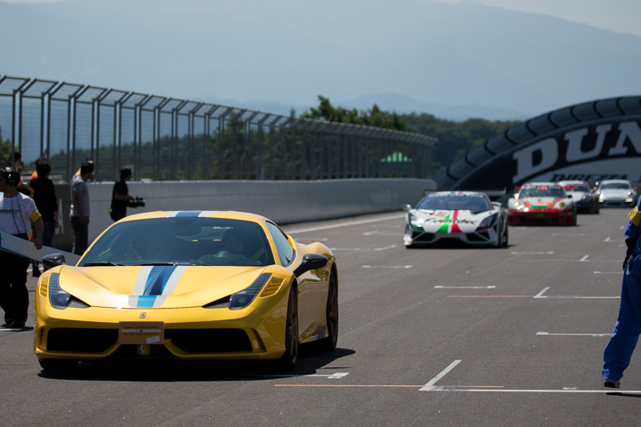 各マシンがスターティンググリッドに着いた