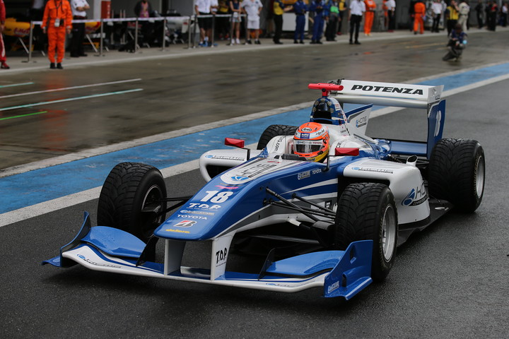 予選4位の中山雄一（KCMG Elyse SF14）