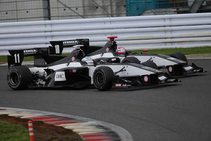 伊沢拓也と塚越広大、チームメート同士の争い