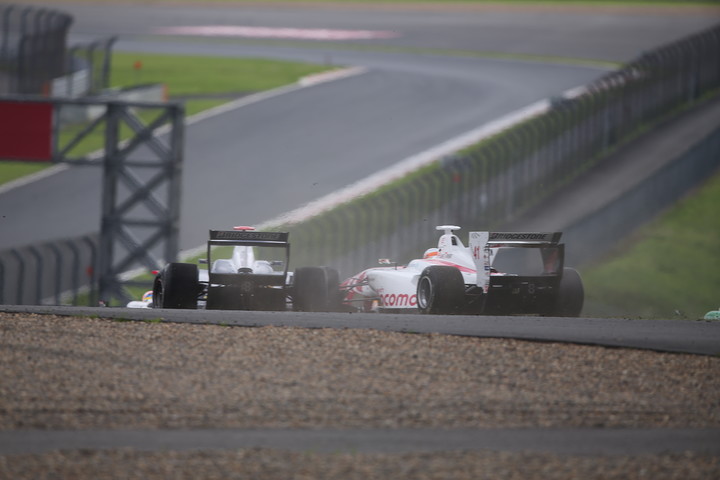 スタート直後、中嶋大祐とナレイン・カーティケヤンが接触。セーフティーカーが導入された