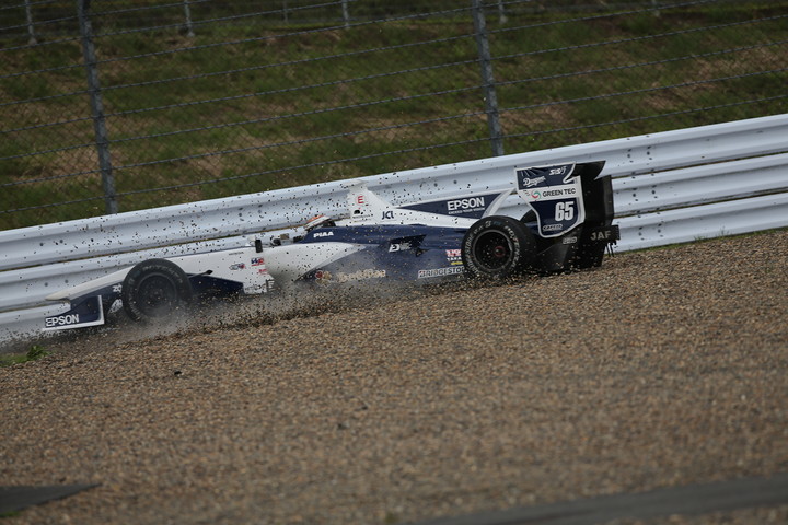 ベルトラン・バケットのマシンにリアアームのトラブルが発生。ストレートエンドでコースアウト