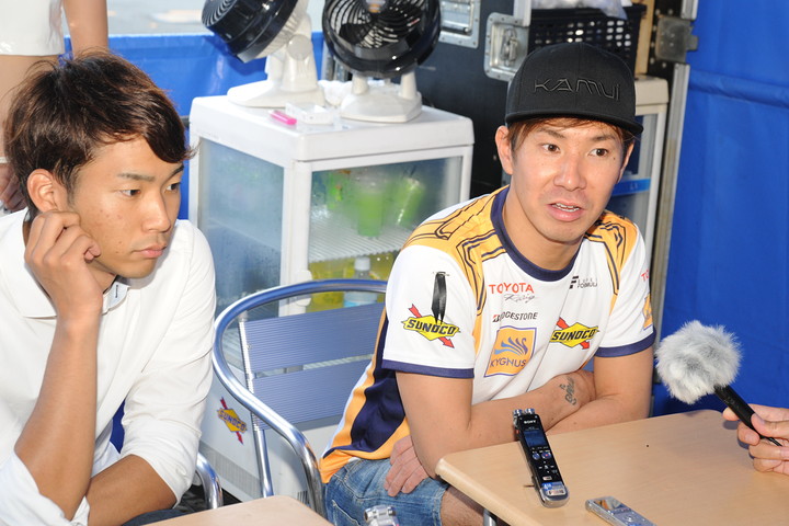 レース終了後に行われたチームルマンの記者会見に出席した平川亮（左）と小林可夢偉（右）