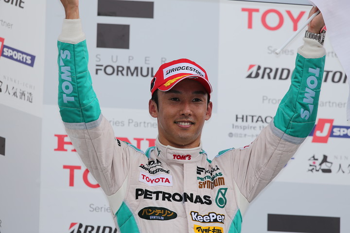表彰式: 2位の中嶋一貴（PETRONAS TOM’S SF14）