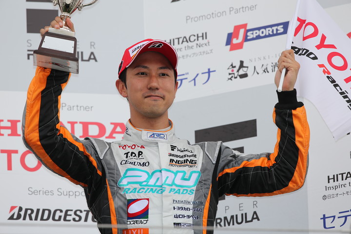 表彰式: 3位の石浦宏明（P.MU/CERUMO・INGING SF14）