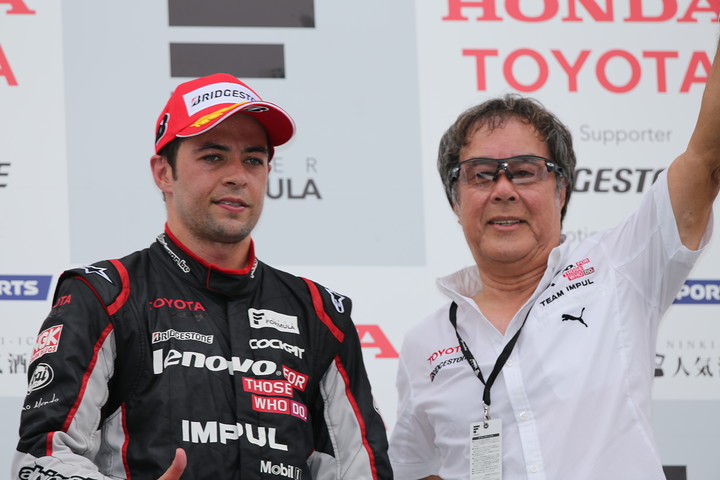 表彰式: 優勝したジョアオ・パオロ・デ・オリベイラと星野一義監督（LENOVO TEAM IMPUL SF14）