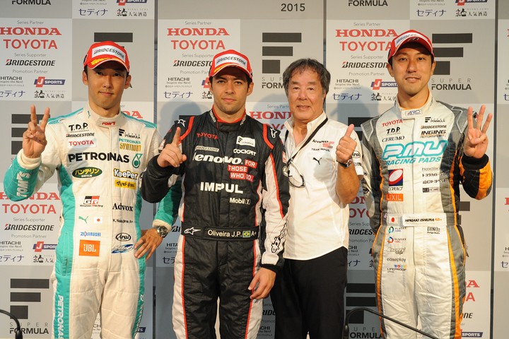決勝フォトセッション: 上位3人のドライバーとチーム監督