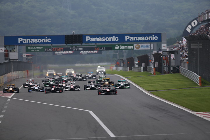 55周の決勝レースがスタートした