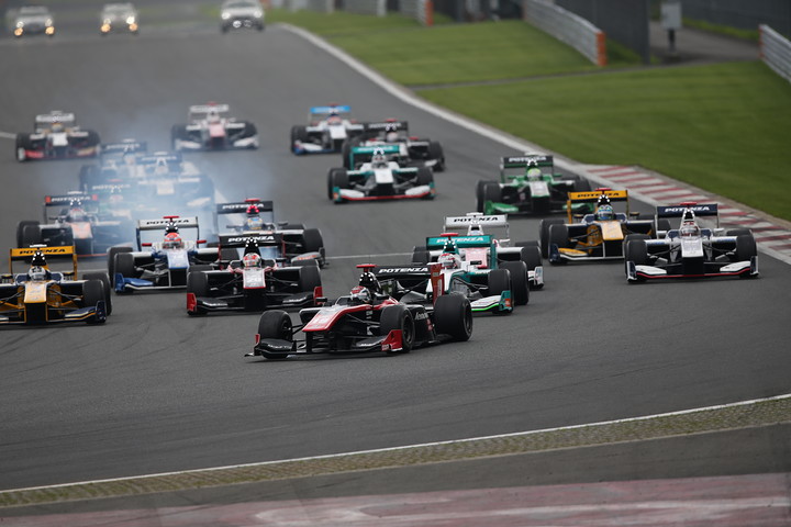 55周の決勝レースがスタートした