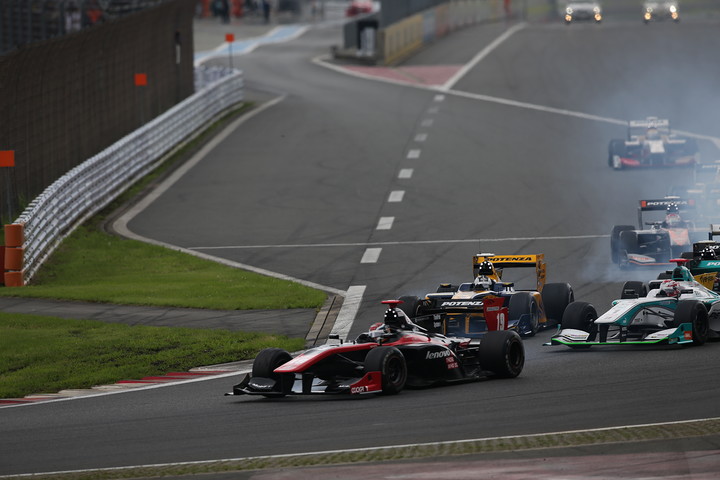 ホールショットを奪ったのは予選2位のジョアオ・パオロ・デ・オリベイラ