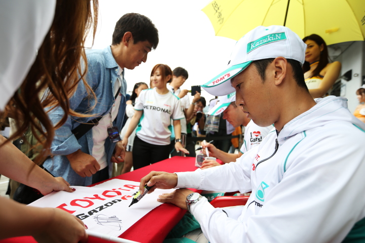 ピットウォーク & GT Asia グリッドウォーク: ファンにサインをする中嶋一貴