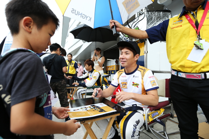 ピットウォーク & GT Asia グリッドウォーク: ファンにサインをする小林可夢偉
