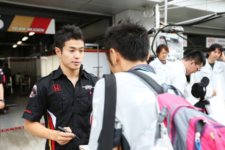 ピットウォーク & GT Asia グリッドウォーク: ファンにサインをする山本尚貴