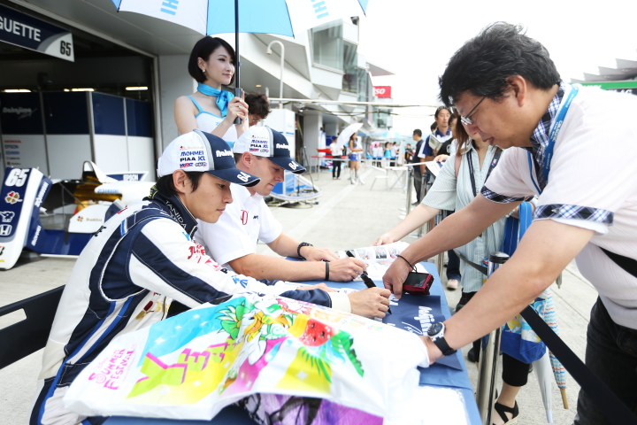 ピットウォーク & GT Asia グリッドウォーク: ファンにサインをする中嶋大祐