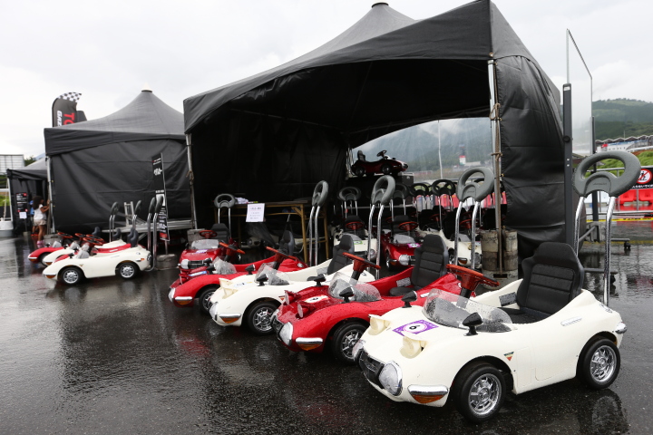 トヨタガズーレーシングファミリーパークに並べられた子供用のペダルカー