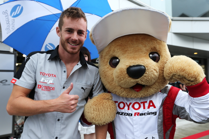 キッズピットウォーク: ジェームス・ロシター（左）とトヨタくま吉（右）