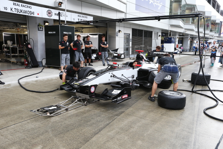 キッズピットウォーク: タイヤ交換練習をするREAL RACING