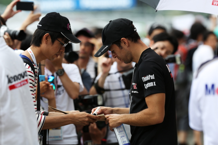 ピットウォーク: ファンにサインをするジョアオ・パオロ・デ・オリベイラ（LENOVO TEAM IMPUL）