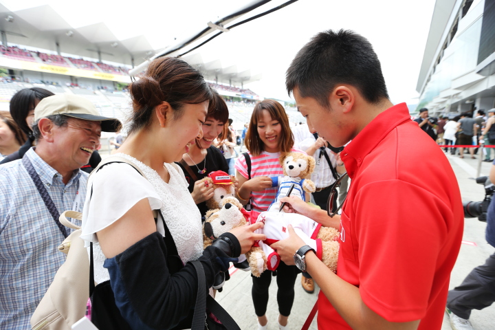 ピットウォーク: ファンにサインをする野尻智紀（DOCOMO TEAM DANDELION RACING）