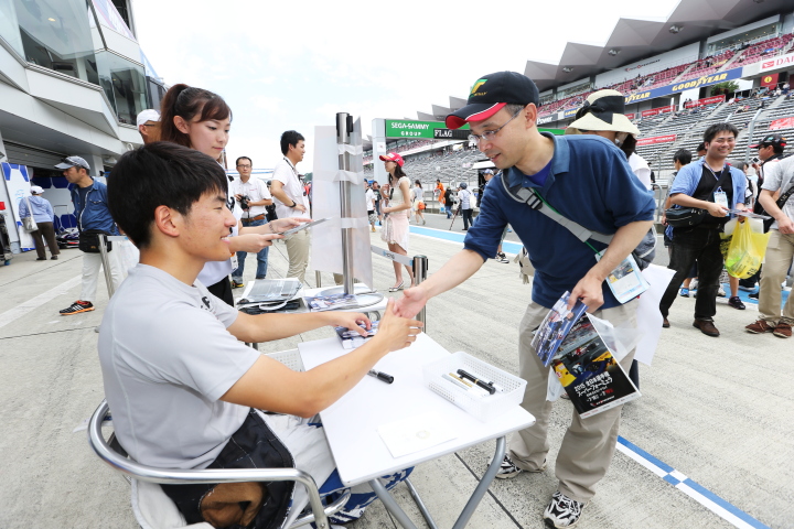 ピットウォーク: ファンと握手をする中山雄一（KCMG）