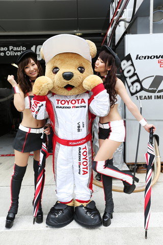 ピットウォーク: くま吉とレースクィーン