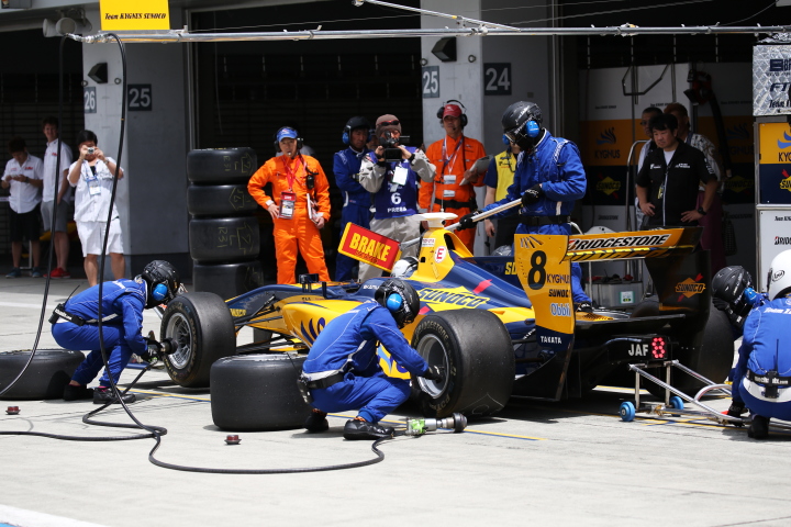スタート進行: タイヤ交換練習を行う小林可夢偉（Team KYGNUS SUNOCO SF14）
