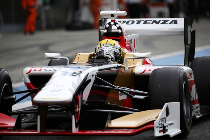 スタート進行: 山本尚貴（TEAM 無限SF14）がグリッドに向けピットアウト