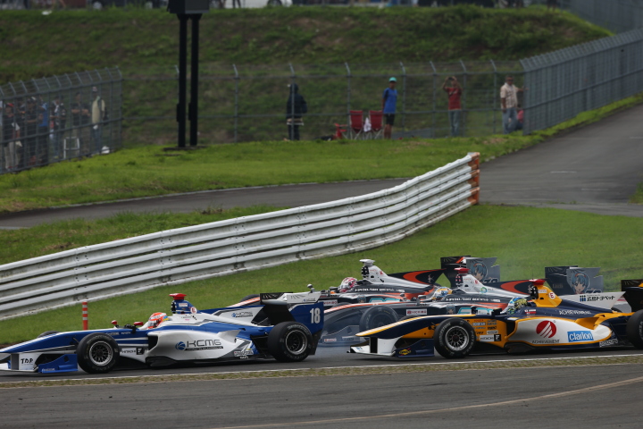 決勝レース: スタート直後、1コーナーでの攻防