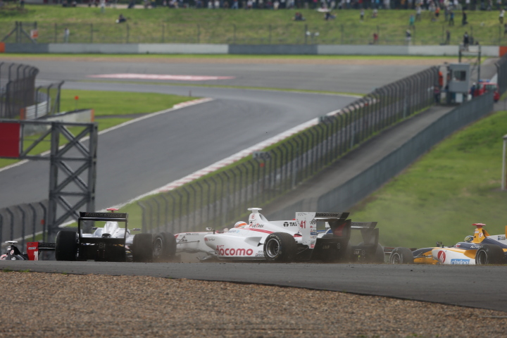 決勝レース: 中嶋大祐とナレイン・カーティケアンが接触してコースアウト