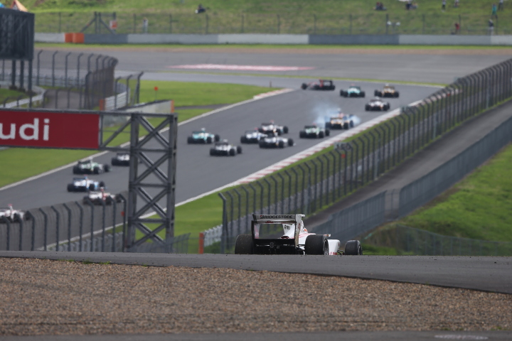 決勝レース: 1コーナー外側でストップしたナレイン・カーティケヤン（DOCOMO DANDELION M41Y SF14）