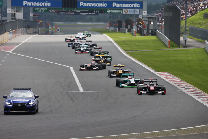 決勝レース: スタート直後のアクシデントでセーフティーカーが導入された