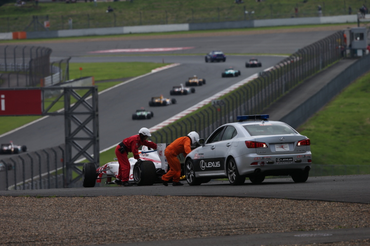 決勝レース: ナレイン・カーティケヤンのマシンの回収を行うコースオフィシャル