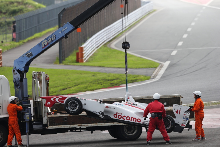 決勝レース: ナレイン・カーティケアンのマシンは吊され積載車に載せられた