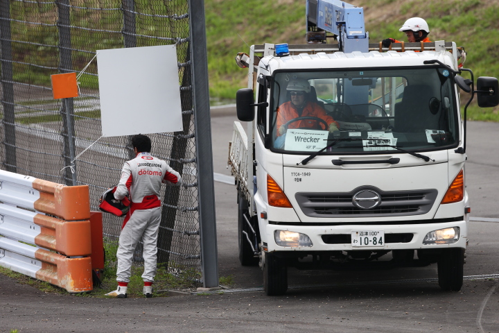 決勝レース: 1コーナーでたたずむナレイン・カーティケアン