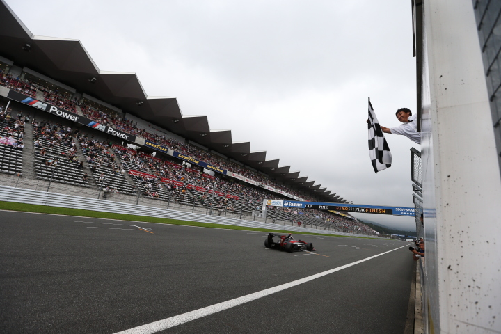 決勝レース: トップでチェッカーを受けるウィナーのジョアオ・パオロ・デ・オリベイラ（LENOVO TEAM IMPUL SF14）