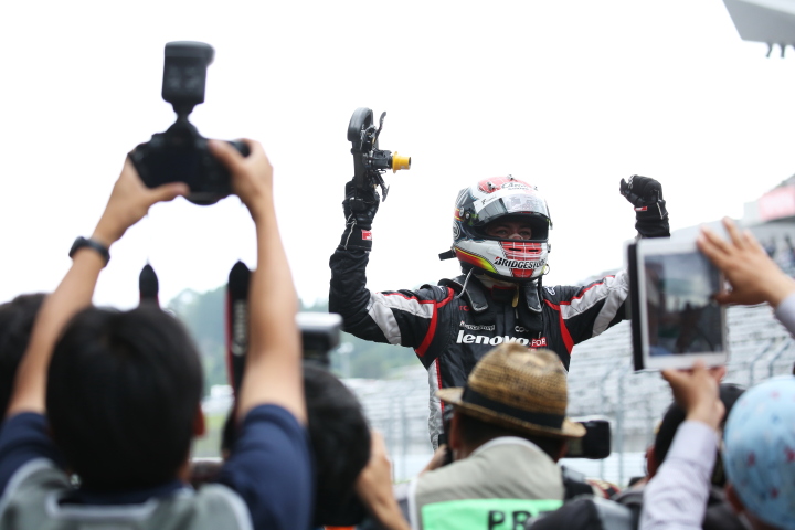 決勝レース: ウィナーズサークルで両手を高々と挙げるジョアオ・パオロ・デ・オリベイラ（LENOVO TEAM IMPUL SF14）