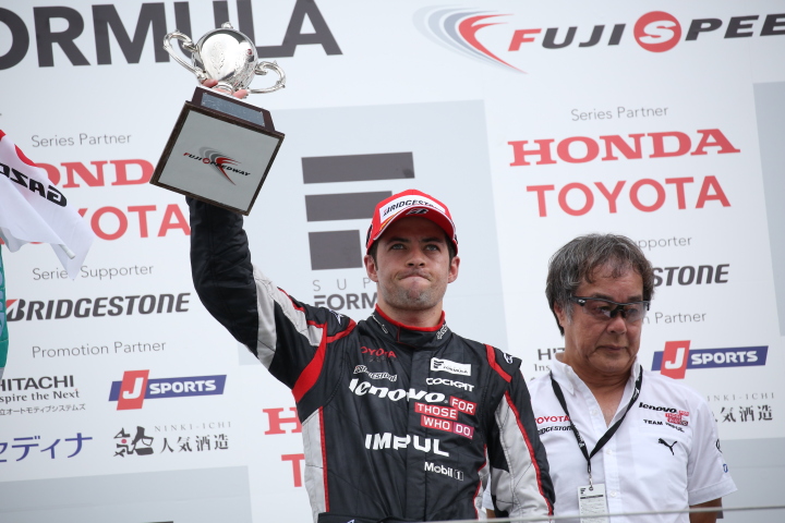 表彰式: ウィナーのジョアオ・パオロ・デ・オリベイラ（左）と優勝チーム監督の星野一義氏（右）