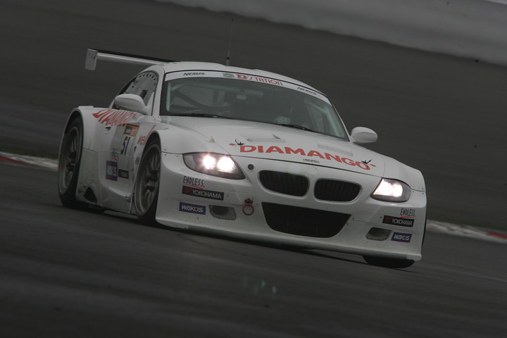 ST-1クラスのポールポジションはST-1クラスの坂本祐也 ／池田大祐／石原将光／余郷敦組（DIAMANGO BMW Z4）