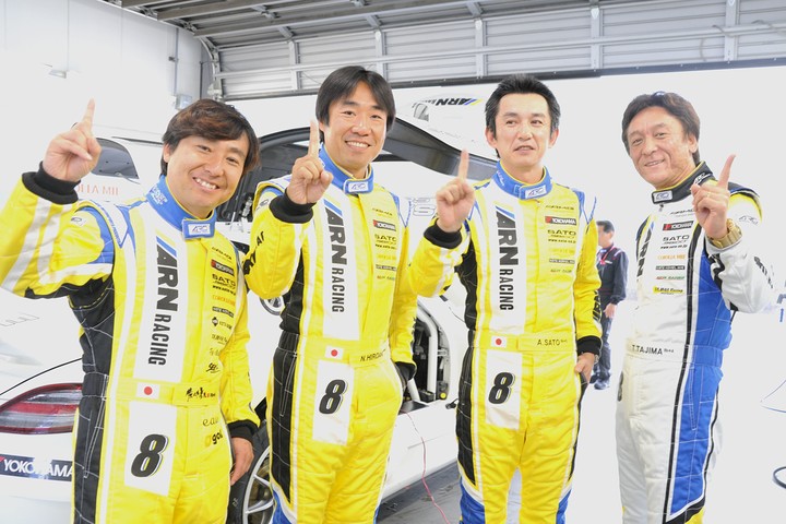ポールポジションを獲得した永井宏明／佐々木孝太／佐藤敦／田島剛組