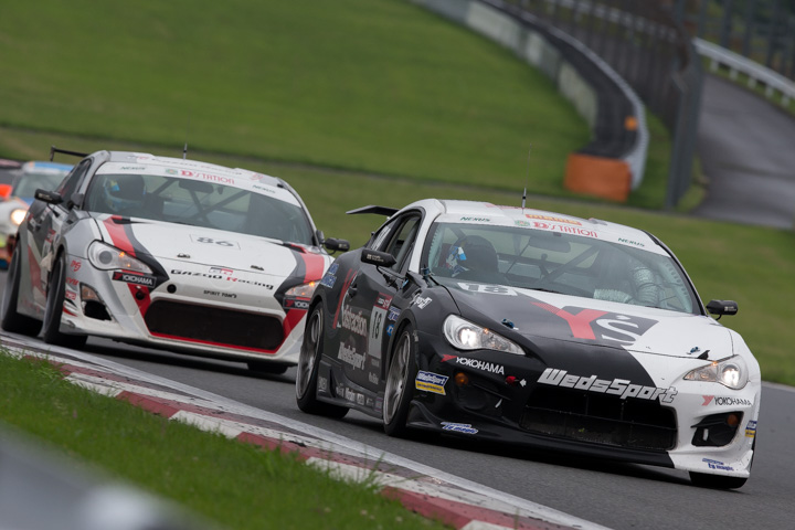 レース中盤、Y`s distraction 86とTOYOTA Team TOM’S SPIRIT 86のST-4クラス同士の争い
