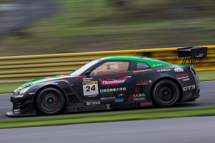ST-Xクラス2位の星野敏／藤井誠暢／高星明誠／佐々木大樹組（スリーボンド日産自動車大学校GT-R）