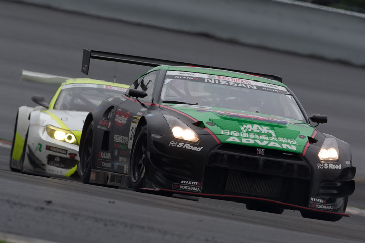 レース開始から1時間半、スリーボンド日産自動車大学校GT-RとREAF REAL ESTATE KiiVA BMWの争い