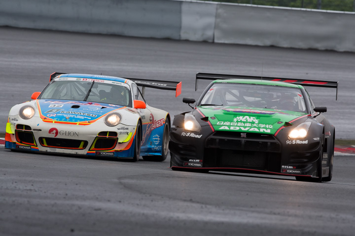 レース中盤、スリーボンド日産自動車大学校GT-Rとケーズフロンティア Direction Racing GT3Rの争い